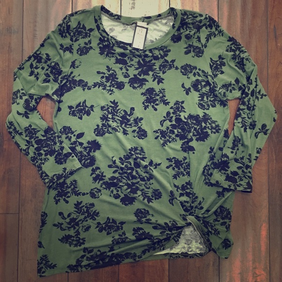 NWT Olive Green & Black Floral Print Tee Small - Picture 1 of 4